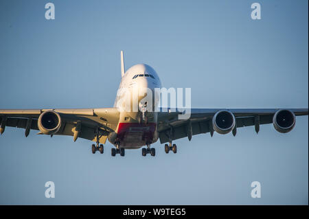 Glasgow, Royaume-Uni. 21 avril 2019. Super Jumbo Emirates Airbus A380 vu à vu à Glasgow en provenance de Dubaï. Crédit : Colin Fisher/CDFIMAGES.COM Banque D'Images