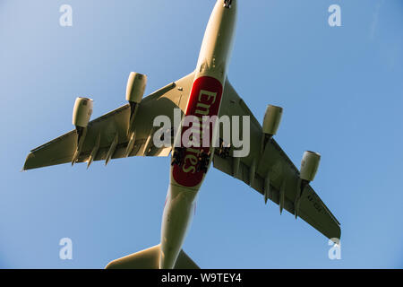 Glasgow, Royaume-Uni. 21 avril 2019. Super Jumbo Emirates Airbus A380 vu à vu à Glasgow en provenance de Dubaï. Crédit : Colin Fisher/CDFIMAGES.COM Banque D'Images