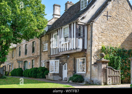 Maison en pierre et bois encadrée dans la rue des moutons. Burford, Cotswolds, Oxfordshire, Angleterre Banque D'Images