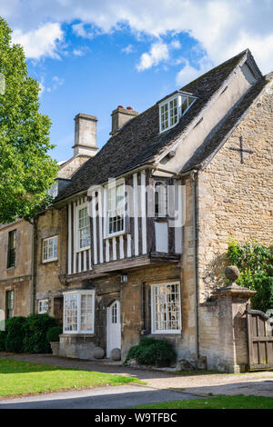 Maison en pierre et bois encadrée dans la rue des moutons. Burford, Cotswolds, Oxfordshire, Angleterre Banque D'Images