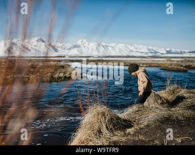 Garçon debout par une rivière, Mammoth Lakes, California, United States Banque D'Images