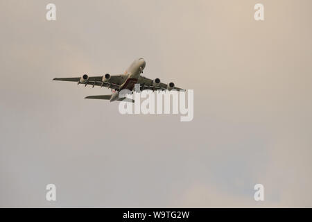 Glasgow, Royaume-Uni. 27 avril 2019. Image Unis un380 Super Jumbo jet s'aligne sur l'approche pour l'atterrissage. Banque D'Images