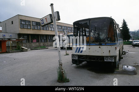 9 mai 1993 pendant le siège de Sarajevo : bus détruit lors d'une petite station de mettre zivota street, près de la gare principale. Banque D'Images