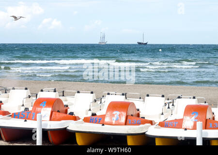 Pédalos sortit de la plage de Warnemunde, à Rostock, Allemagne Banque D'Images