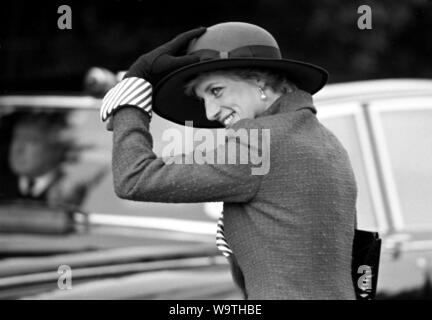 La princesse Diana tient à son chapeau. Banque D'Images