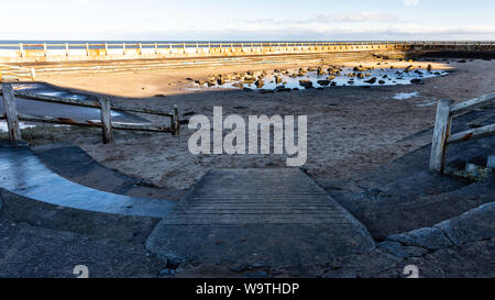 Les piscines de l'eau entre le sable et les roches le remplissage Tynemouth désaffectées Piscine extérieure lido sur la côte de la mer du Nord de Tyneside. Banque D'Images