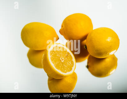Citrons frais la réflexion sur la surface de miroir. Close up. Banque D'Images
