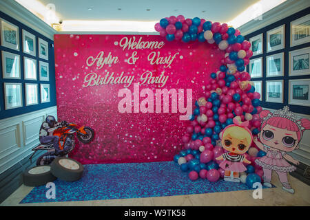 Baku, Azerbaïdjan - 07,31.2018 : simple décoration de des noms de bébé avec LoL caricatures dans la ville de l'Azerbaïdjan . Candy bar lol et moto. Anniversaire Par Banque D'Images