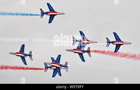 Avions Alphajet de l'Armée de l'air française, l'équipe de vol acrobatique d'élite "Patrouille de France" l'exécution d'une liaison à grande vitesse Le RIAT 2019 Banque D'Images