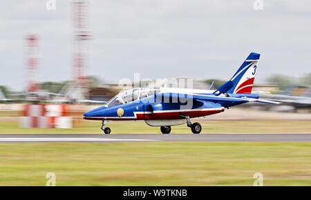 L'alpha-jet de l'Armée de l'air française, l'équipe de vol acrobatique "Patrouille de France" à l'atterrissage à RAF Fairford Banque D'Images