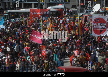 Buenos Aires, Argentine. Août 15, 2019. Les organisations sociales rendre populaires pour protester contre des pots de Macri'smique et politique pic il y a chaos dans le centre-ville de Buenos Aires : Crédit Gabriel Sotelo/FotoArena/Alamy Live News Banque D'Images