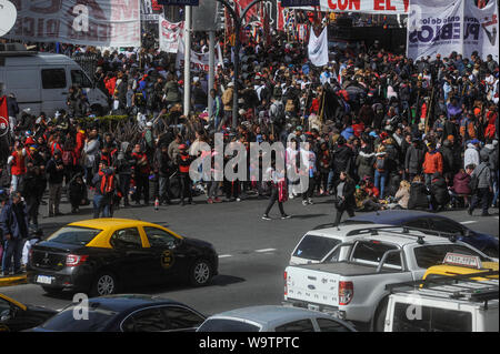 Buenos Aires, Argentine. Août 15, 2019. Les organisations sociales rendre populaires pour protester contre des pots de Macri'smique et politique pic il y a chaos dans le centre-ville de Buenos Aires : Crédit Gabriel Sotelo/FotoArena/Alamy Live News Banque D'Images