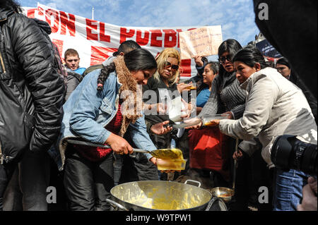 Buenos Aires, Argentine. Août 15, 2019. Les organisations sociales rendre populaires pour protester contre des pots de Macri'smique et politique pic il y a chaos dans le centre-ville de Buenos Aires : Crédit Gabriel Sotelo/FotoArena/Alamy Live News Banque D'Images