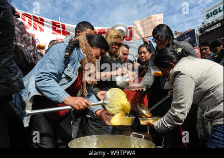 Buenos Aires, Argentine. Août 15, 2019. Les organisations sociales rendre populaires pour protester contre des pots de Macri'smique et politique pic il y a chaos dans le centre-ville de Buenos Aires : Crédit Gabriel Sotelo/FotoArena/Alamy Live News Banque D'Images