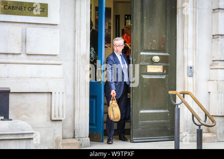 Londres, Royaume-Uni. Août 15, 2019. Michael Gove, Chancelier du duché de Lancaster avec responsabilité pour aucune des préparations Brexit, ainsi que la supervision des affaires constitutionnelles, le maintien de l'intégrité de l'Union européenne et avoir un contrôle sur l'ensemble de la politique du Cabinet Office, quitte le bureau du Cabinet à Whitehall. Credit : Imageplotter/Alamy Live News Banque D'Images