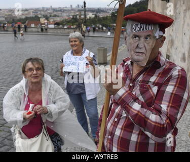 Prague, République tchèque. Août 15, 2019. Manifestation contre l'oppression politique en République tchèque et ailleurs dans le monde dans la place Hradcanske namesti, Prague, République tchèque, le 15 août 2019. Photo : CTK Michal Krumphanzl/Photo/Alamy Live News Banque D'Images