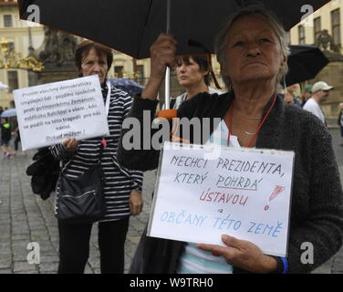 Prague, République tchèque. Août 15, 2019. Manifestation contre l'oppression politique en République tchèque et ailleurs dans le monde dans la place Hradcanske namesti, Prague, République tchèque, le 15 août 2019. Photo : CTK Michal Krumphanzl/Photo/Alamy Live News Banque D'Images