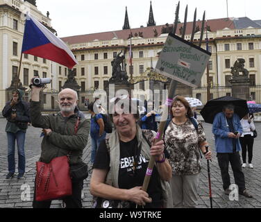 Prague, République tchèque. Août 15, 2019. Manifestation contre l'oppression politique en République tchèque et ailleurs dans le monde dans la place Hradcanske namesti, Prague, République tchèque, le 15 août 2019. Photo : CTK Michal Krumphanzl/Photo/Alamy Live News Banque D'Images