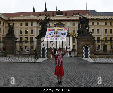 Prague, République tchèque. Août 15, 2019. Manifestation contre l'oppression politique en République tchèque et ailleurs dans le monde dans la place Hradcanske namesti, Prague, République tchèque, le 15 août 2019. Photo : CTK Michal Krumphanzl/Photo/Alamy Live News Banque D'Images