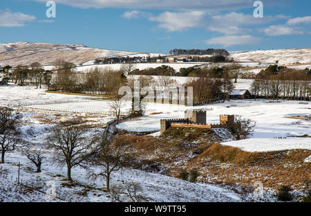 La neige se trouve sur la route près du fort Vindolanda du mur d'Hadrien, dans les collines du Northumberland. Banque D'Images