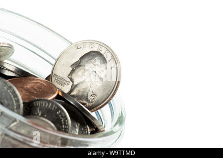 United States coins dans un pot isolé sur fond blanc Banque D'Images