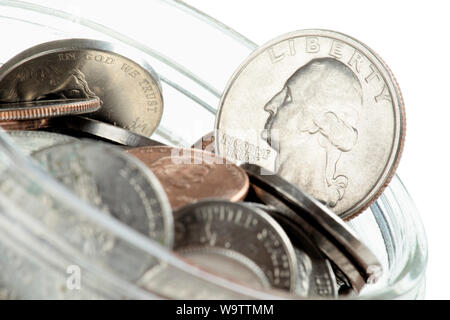 United States coins dans un pot isolé sur fond blanc Banque D'Images