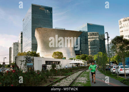 Man jogging, prendre une pause de l'office dans le quartier Polanco. Musée Soumaya et immeubles de la banque dans l'arrière-plan. La ville de Mexico, Mexique. Jun 2019 Banque D'Images