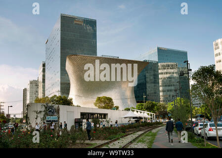 Paysage urbain quartier Polanco avec personnes à pied et Soumaya Museum de l'arrière-plan. La ville de Mexico, Mexique, CDMX. Jun 2019 Banque D'Images