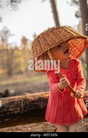 Petite fille dans les bois avec un panier Banque D'Images