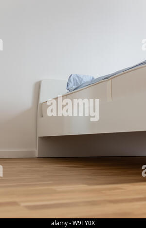 Partie de la maison ou de l'intérieur de l'hôtel, lit blanc avec matelas et linge de lit bleu Banque D'Images