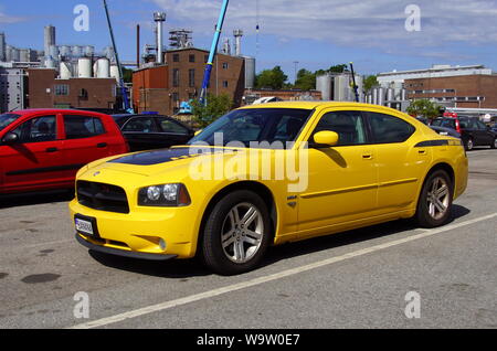 Karlshamn, Suède - le 26 juillet 2019 : Dodge Charger Daytona Hemi jaune garée sur un parking public. Personne dans le véhicule. Banque D'Images