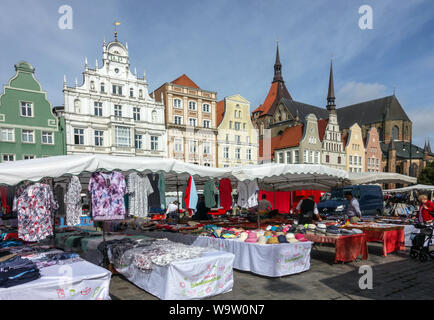 Maisons colorées sur la nouvelle Place du marché, à Rostock en Allemagne Banque D'Images