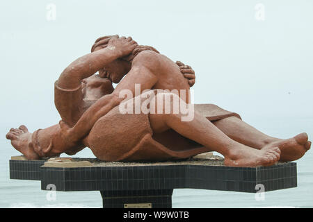 El Beso (le baiser) par le sculpteur Victor Delfín sur la clifftops avec vue sur l'océan Pacifique, Parque del Amor à Lima, Pérou. El Parque del Amor est un sur Banque D'Images