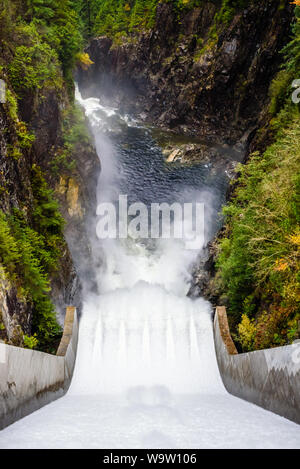 NORTH VANCOUVER, BC, CANADA - LE 30 OCTOBRE 2018 : Le Cleveland barrage retient le lac Capilano qui alimente en eau potable de la région de Vancouver Banque D'Images