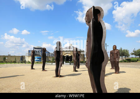 L'Assemblée Sculpture par Peter Burke en face de l'Con Gusto Restaurant dans un ancien corps de garde par l'entrée de Woolwich Arsenal Pier Banque D'Images