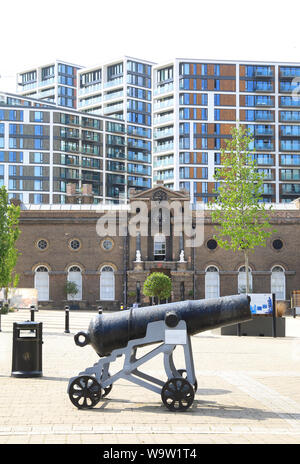 La place de l'artillerie historique, qui fait maintenant partie de l'Arsenal Royal plan de régénération, en bord de rivière se London, England, UK Banque D'Images