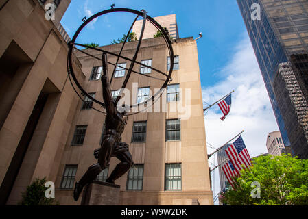 La statue d'Atlas est situé sur la cinquième avenue de New York par le Rockefeller Center Banque D'Images
