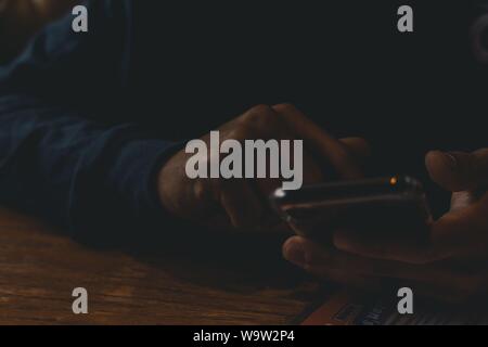 Gros plan d'un homme tenant un smartphone dans son main Banque D'Images