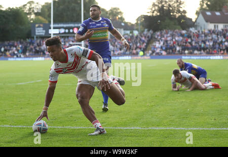 St Helens Saints' Regan Grace va au-dessus pour un essai contre Leeds Rhinos, au cours de la Super League Betfred match au stade Headingley, Leeds. Banque D'Images