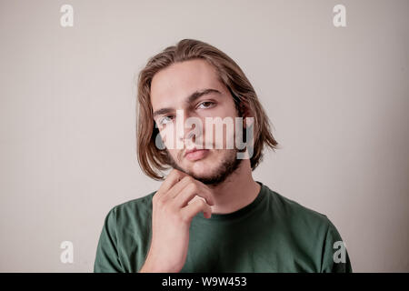 Portrait of young man thinking ou guy, guy pense avec looking at camera Banque D'Images