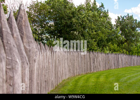 Gros plan sur une vieille clôture faite de pieux, une clôture, une structure de protection en bois près d'une ancienne forteresse, selective focus Banque D'Images