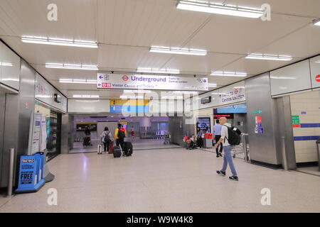 Les gens voyagent à l'aéroport Heathrow de Londres la station de métro Tube UK Banque D'Images