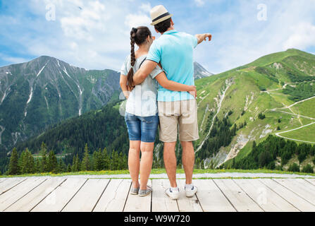 Jeune couple, avec vue panoramique sur la montagne en Autriche Banque D'Images