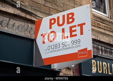 Pub pour laisser signe sur un public house à Édimbourg, Écosse, Royaume-Uni. Banque D'Images