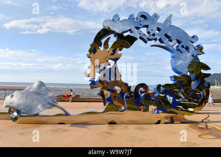 Les citoyens accès à la Grande Barrière de corail des illustrations sur l'Esplanade, Cairns, Queensland, Australie Banque D'Images