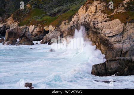 Dernière lumière sur le fracas des vagues contre les piles de la mer et du littoral à Garrapata State Park le long de la côte de Monterey en Californie. Banque D'Images