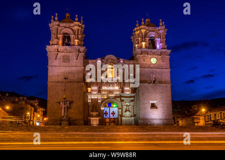 Voir la soirée de Basilique Cathédrale de Saint Charles Borromée à Puno, Pérou, Amérique du Sud Banque D'Images