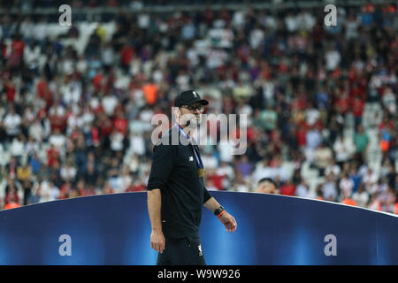 L'entraîneur-chef Liverpool Jurgen Klopp accueille les fans alors qu'ils célèbrent la gagnante 2019 Super Coupe de l'UEFA après avoir battu Chelsea 5-4 sur les pénalités à Vodafone Park. (Score final : Liverpool 5 - 4 Chelsea) Banque D'Images