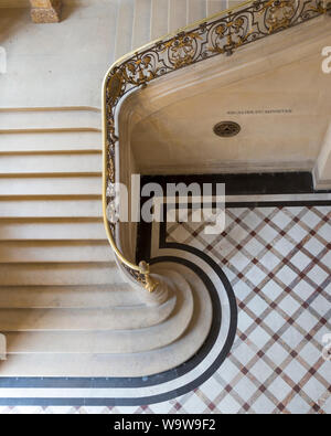 Escalier de marbre dans la section Richelieu du musée du Louvre, Paris, France Banque D'Images