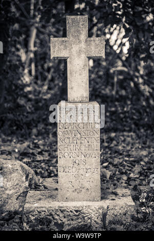 La tombe de Marigold Churchill (1918-1921), plus jeune fille de Sir Winston Churchill et Lady, Kensal Green Cemetery, Londres Banque D'Images